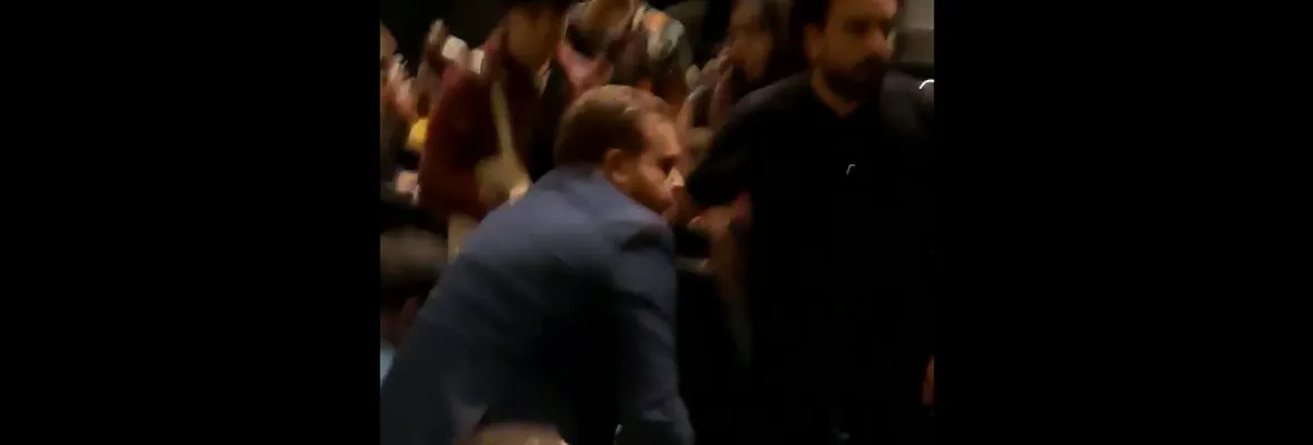 Intendente del Biobío tuvo que abandonar Teatro Regional durante estreno de película mapuche por manifestaciones de asistentes