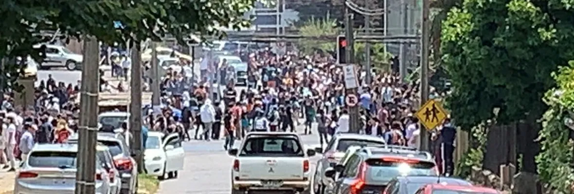 Estudiante denuncia agresiones de adultos y ser expulsada por funcionaria desde el Colegio Brasil, donde fue a dar la PSU
