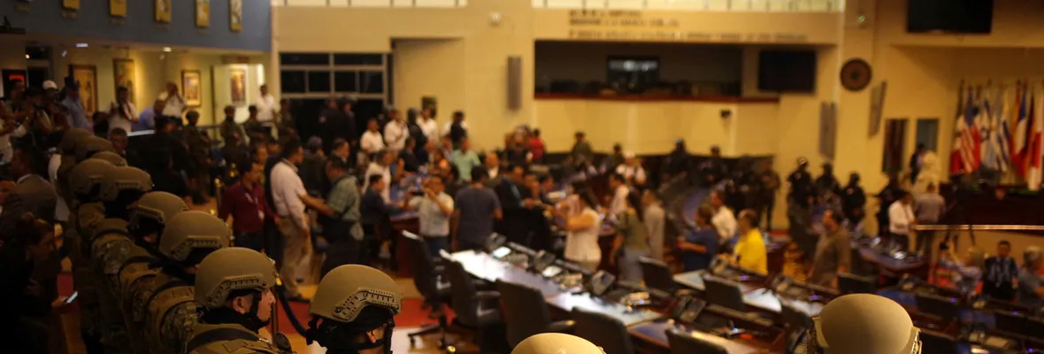 AUDIO | Crónica de Ruperto Concha: Democracia en derrumbe