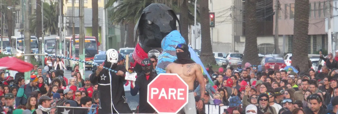 Marcha recorrió las calles de Valparaíso a horas del inicio del Festival de Viña