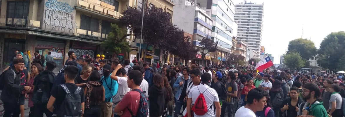 FOTOS+VIDEOS| Manifestantes mantienen protesta en centro penquista a pesar de ataques policiales
