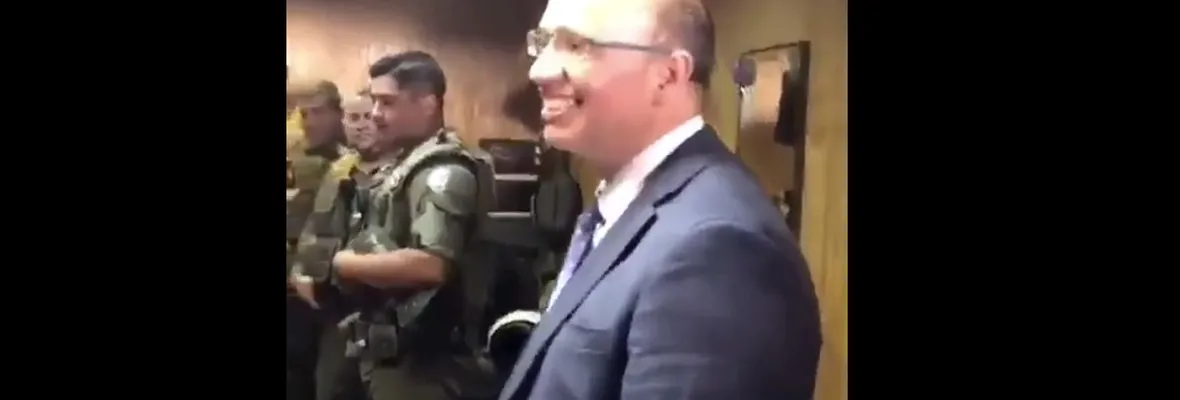 Defensor regional público celebra junto a carabineros libertad de funcionario que disparó a estudiante
