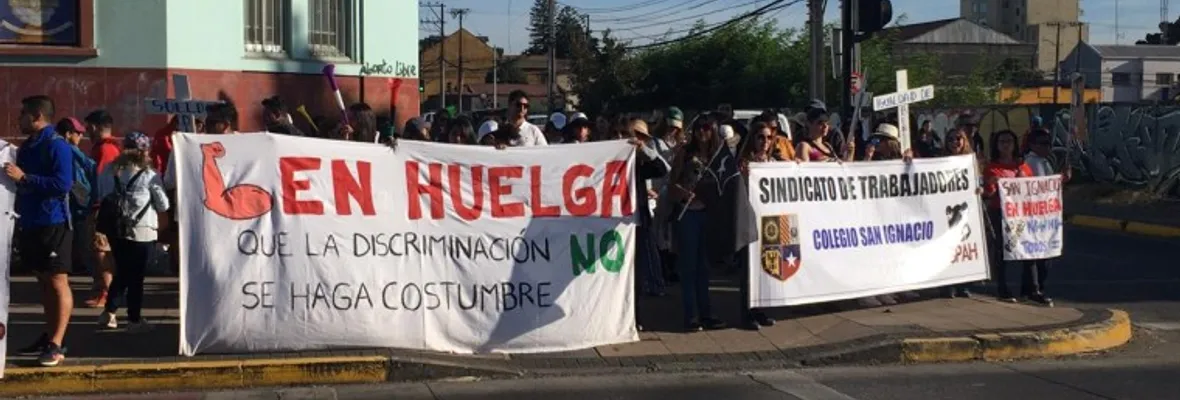 Sindicato de Colegio San Ignacio protestó en el centro de Concepción y cumplió 4 días en huelga
