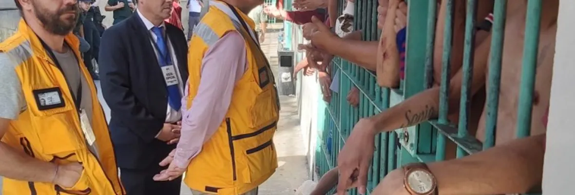 Casi 24 horas sin comida: Denuncian que Gendarmería siguió violentando a la población penal de Santiago 1 tras protesta por mayor sanidad