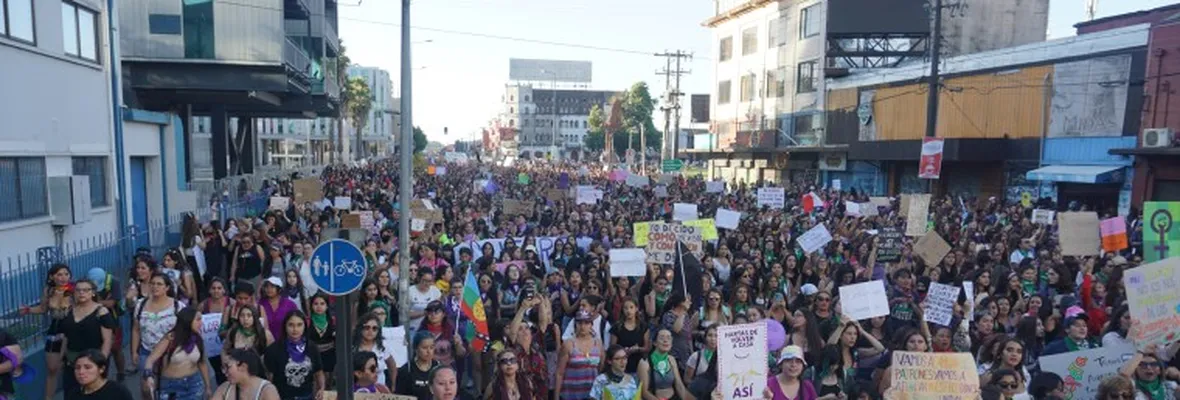 FOTOS + VIDEOS: Masiva marcha de mujeres llenó las calles de Concepción y luego fue reprimida por Carabineros