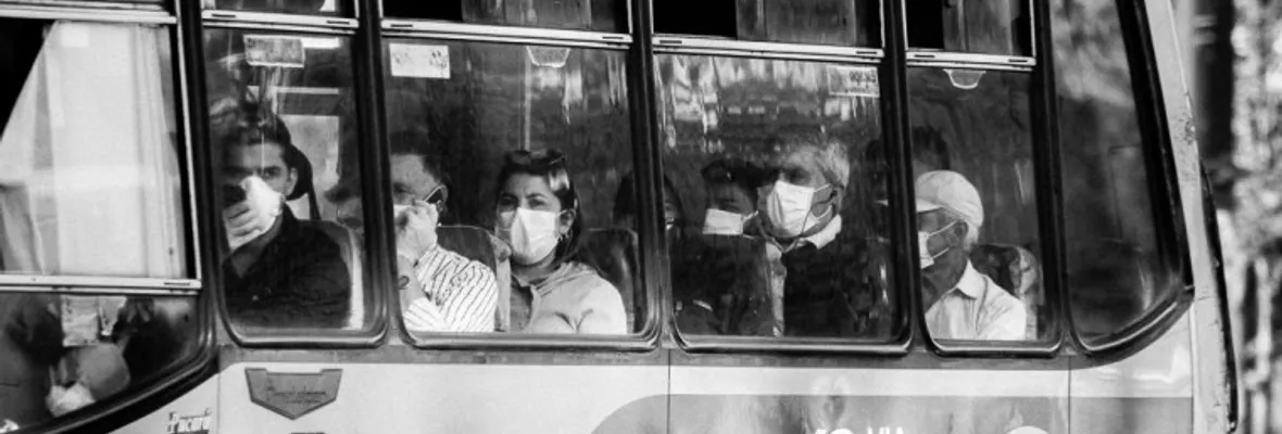 Múltiples evidencias muestran el error de relajar uso de mascarillas en ambientes cerrados y mal ventilados