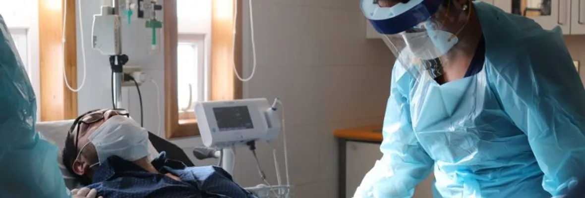 Funcionarios/as de la salud contagiados por Covid siguen al alza y en precarias condiciones
