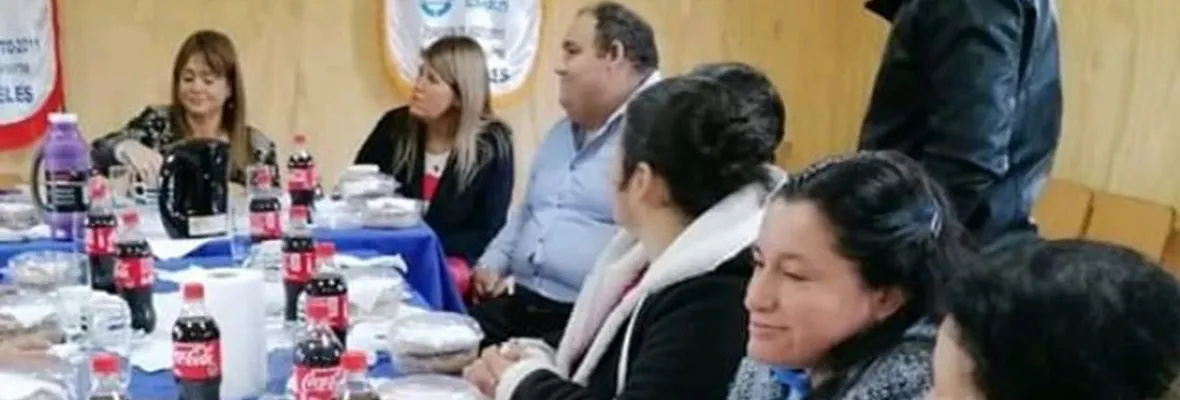 Pese al riesgo sanitario, Jacqueline van Rysselberghe participa de comida con adultos mayores sin medidas preventivas