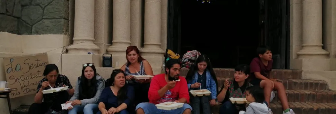 Funcionaria de DEM Lota acampa desde hace 3 meses en afuera de parroquia a modo de protesta por despido injustificado