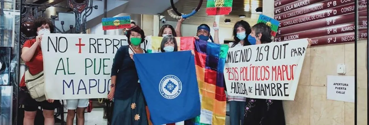 Manifestantes ingresan al Consulado de Chile en Madrid en apoyo los Presos Políticos Mapuche en huelga de hambre
