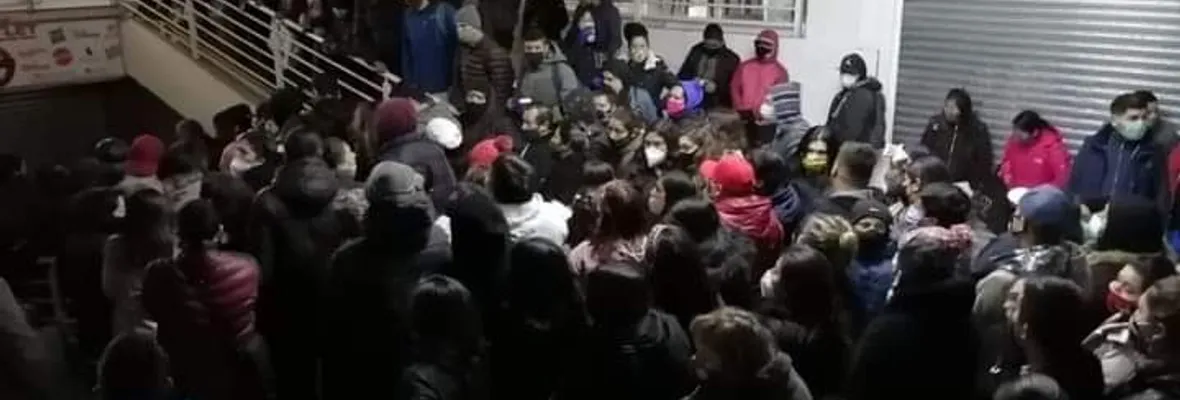 Inmensas aglomeraciones en centros comerciales marcan primer día de desconfinamiento en Santiago