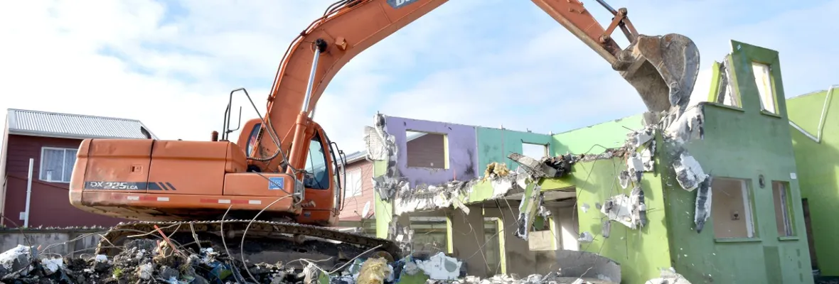Demuelen las últimas fallidas viviendas para familias damnificadas del 27F en Coronel