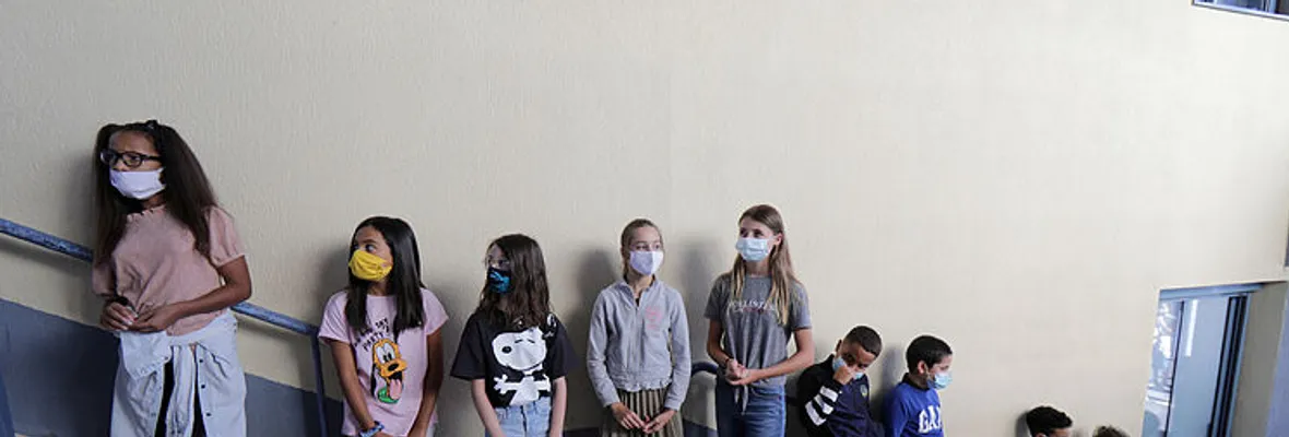Francia cierra nuevamente colegios tras rebotres de coronavirus