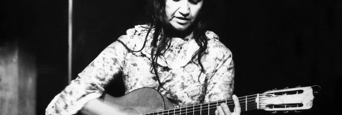Violeta Parra, la guitarra indócil: El libro en que Patricio Manns evoca y homenajea a la artista