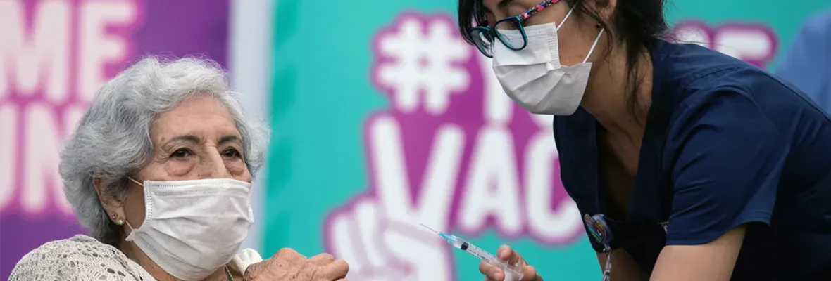 Países con vacunación exitosa han disminuido muertes y contagios... excepto el Chile de Piñera