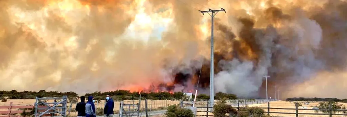 Voraz incendio forestal comenzó en recinto militar en Puerto Natales