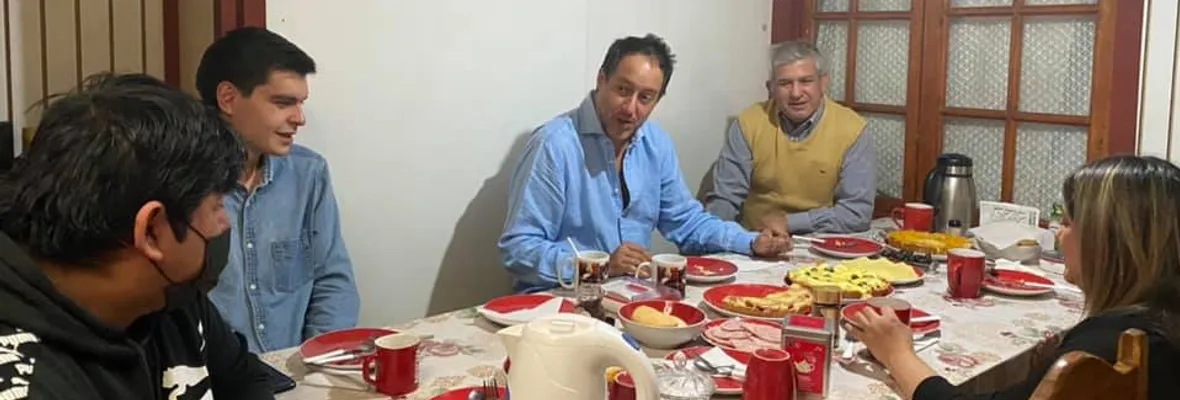 Diputado RN Cristóbal Urruticoechea realizó desayuno de campaña sin mascarillas ni distanciamiento físico