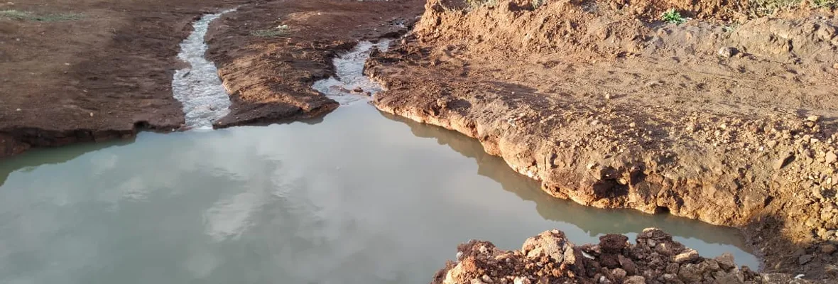 Gran filtración de aguas servidas afecta la orilla del río Andalién en Concepción