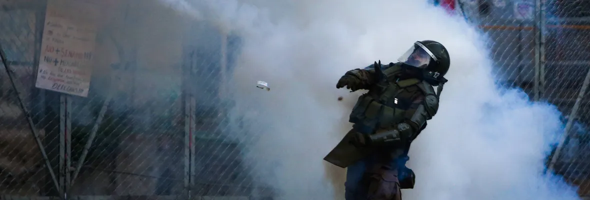 Carabineros utilizó más de 16 mil bombas lacrimógenas el primer mes del Estallido Social