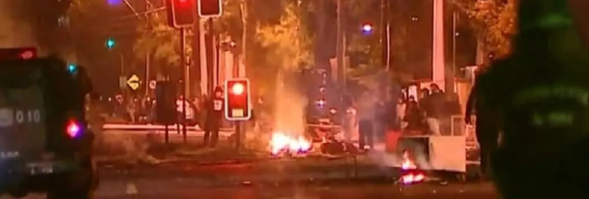 Ataque a comisaría, barricadas, cacerolazos y anuncios de paro marcan noche de protesta tras anuncio del Gobierno de impugnar tercer retiro en el TC