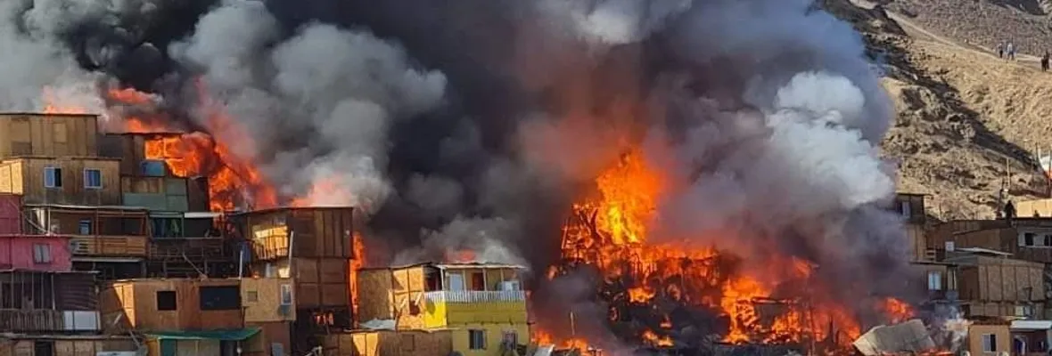Antofagasta: Decenas de viviendas han sido destruidas tras incendio en campamentos