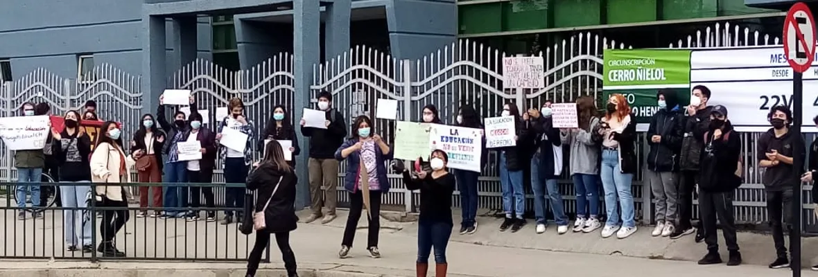 Estudiantes del Liceo Camilo Henríquez de Temuco se manifestaron contra la Corporación El Bosque tras 71 días de huelga de trabajadores/as de la educación