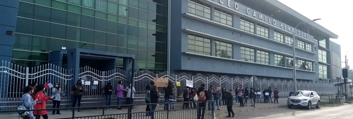 Apoderados/as del Liceo Camilo Henríquez de Temuco realizaron cacerolazo tras 66 días de huelga en apoyo a docentes
