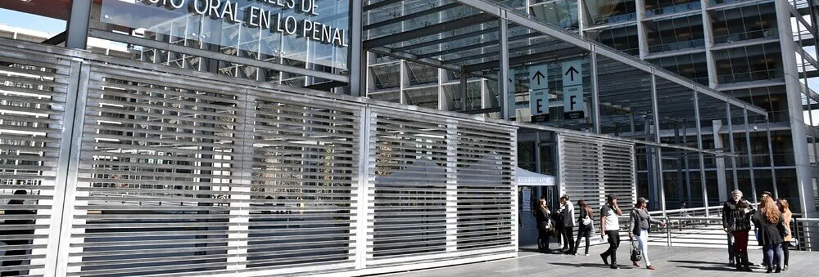 Absueltos por incendio en hotel de Santiago son de igual forma condenados a 6 años por lanzar molotov