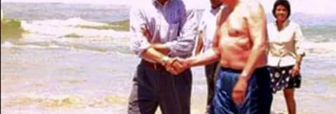 Cuando Yasna Provoste se bañó en una playa tóxica con Ricardo Lagos blanqueando la contaminación minera en Chañaral