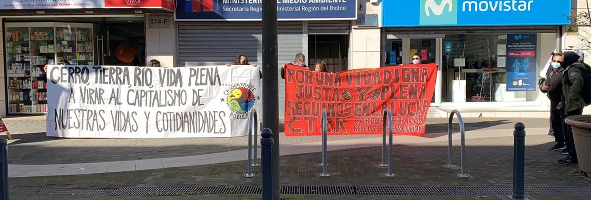 "No + Zonas de Sacrificio": Protestan en las afueras de la Seremi de Medio Ambiente en Concepción