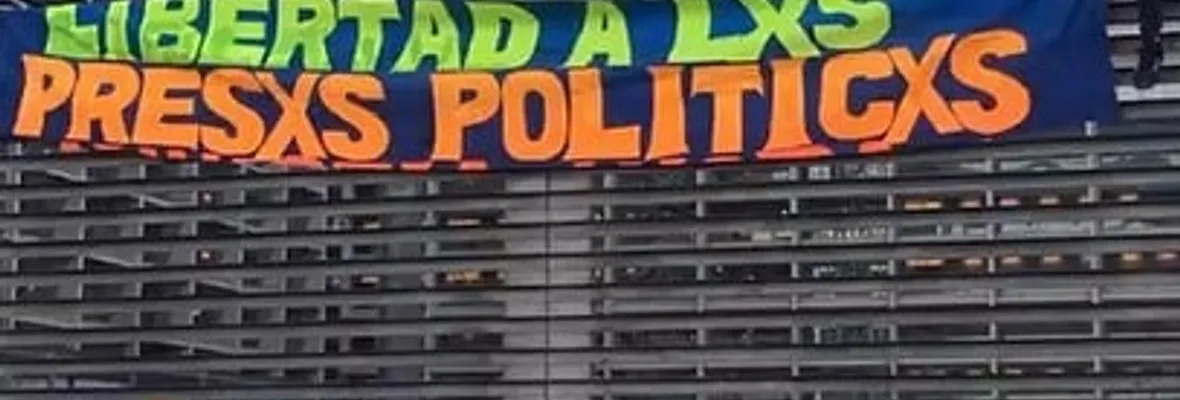 Con encadenamiento en tribunales de justicia inicia jornada exigiendo la libertad de las y los presos políticos del Estallido Social