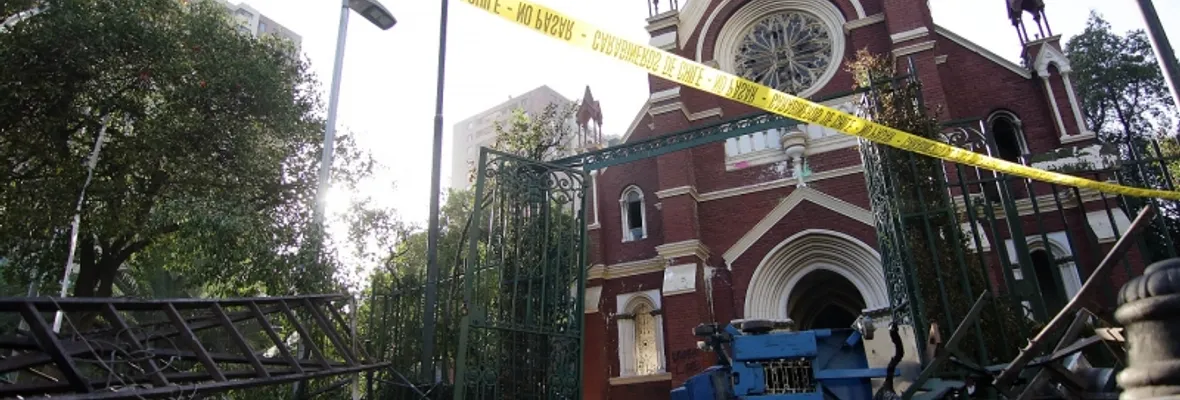 Juzgado de Garantía de Santiago suspendió proceso judicial contra cabo de la Armada acusado de quemar la iglesia San Francisco de Borja en Santiago
