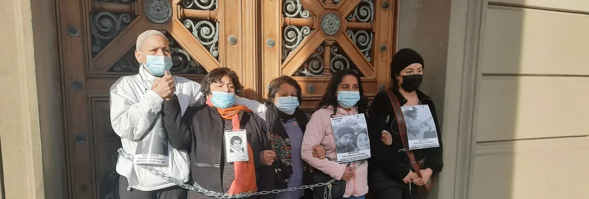 Exigen su libertad: Madres y familiares de las/os presos políticos del Estallido se encadenaron en tribunales de justicia de Santiago