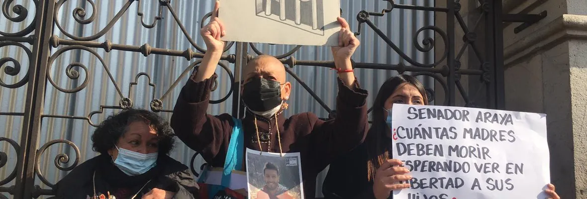 Familiares de las y los presos políticos del Estallido se encadenaron en Catedral de Santiago exigiendo aprobación del Indulto General