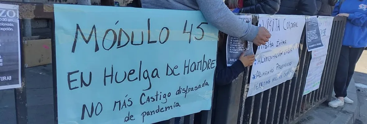 Con barrotazo a las afueras de El Manzano familiares de población penal exigen regularización de visitas y mejoras en su alimentación