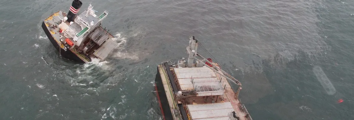 Japón: Buque encalló, se partió en dos y derramó petróleo en el mar