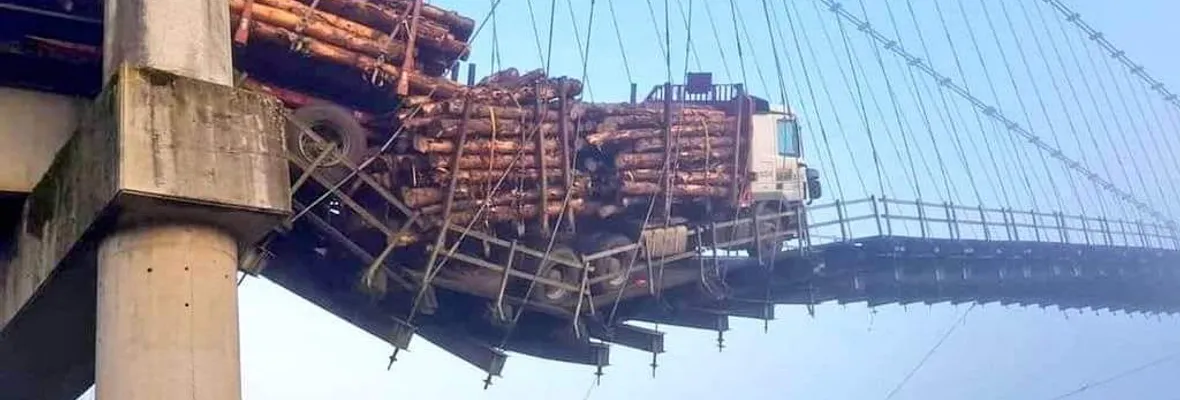 Transporte forestal: Camión dañó puente Quillén en Carahue y permanece colgando amenazando con caer al río