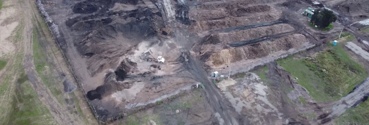 Organizaciones de Arauco exigen cierre de planta de desechos forestales que afecta humedal Estero El Molino en Laraquete