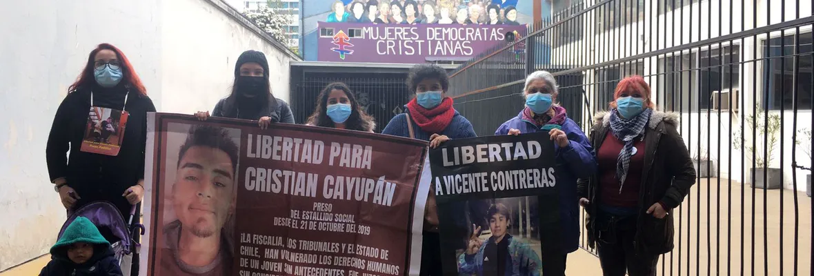 Familiares de presos políticos del Estallido llegaron a la sede de la DC para exigir se ponga en tabla del Senado ley de indulto