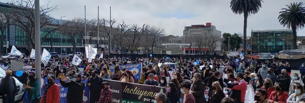 Trabajadores/as de la educación de Talcahuano marcharon contra decisión del municipio de combinar y eliminar cursos como solución a déficit económico