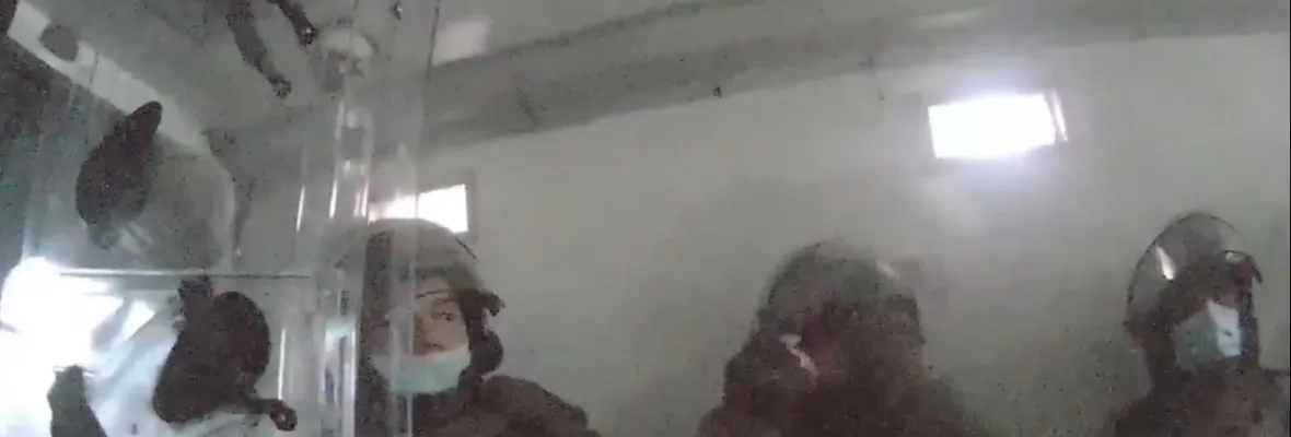"Bien, uno menos": Revelan videos de cámaras corporales del momento en que joven fue empujado por carabinero desde Puente Pío Nono