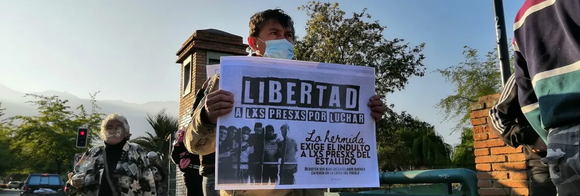 Familiares de las y los presos políticos de la Revuelta realizan emplazamiento luego que Senado aplazara nuevamente discusión sobre el Indulto General