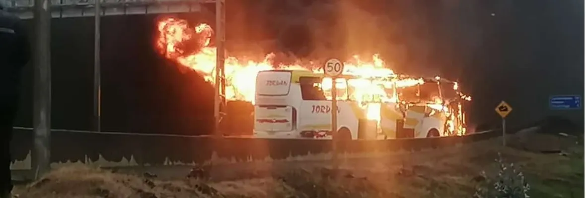 Dos buses de transporte de trabajadores a Proyecto MAPA fueron destruidos en Colcura