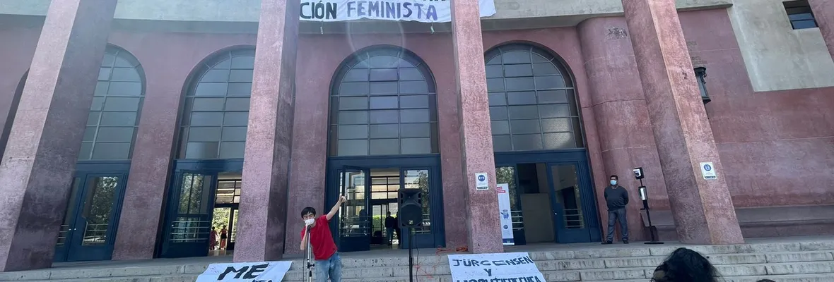 Estudiantes de la U. de Chile se manifiestan contra requerimiento presentado por diputados de derecha que persigue cátedras de género y sexualidad