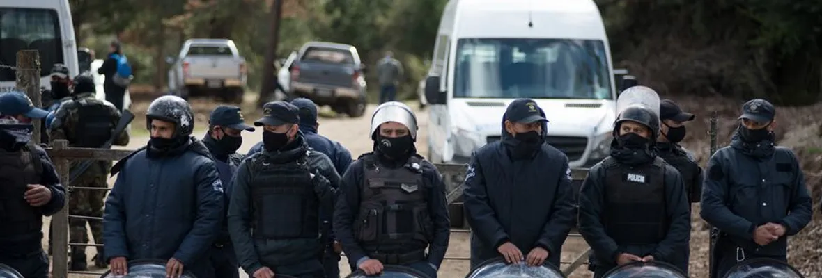 Un joven muerto y otro herido a bala deja ataque a comunidad mapuche en Río Negro, Argentina