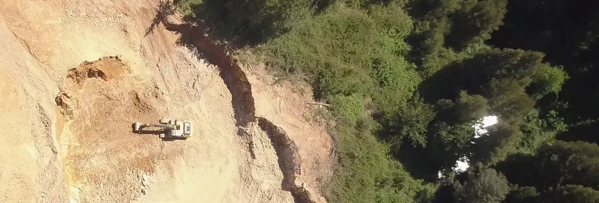 Extracción de áridos: Cantera "El Pellín" continúa excavando el cerro junto al estero Bellavista entre Tomé y Penco