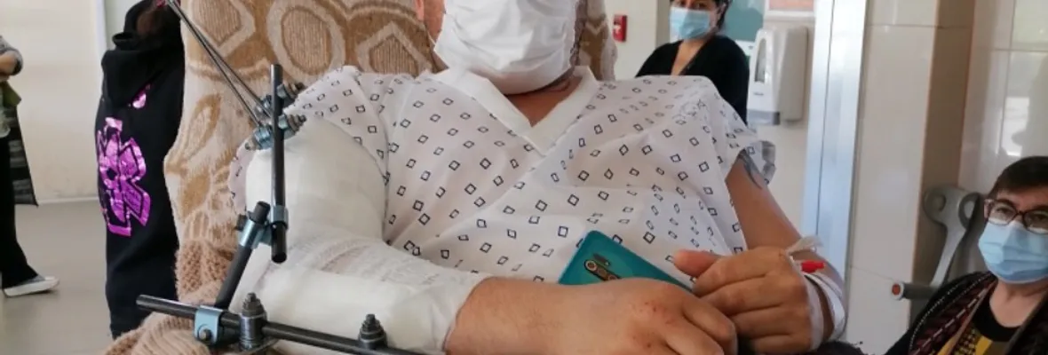 Conductor baleado por infantes de marina es trasladado a Hospital de Curanilahue