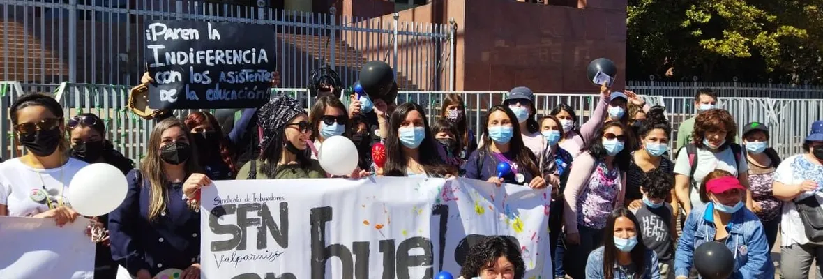 Trabajadoras/es en huelga de escuela Sagrada Familia de Nazareth exigen bonificaciones para asistentes y equipo de integración de educación