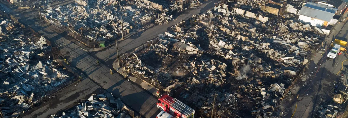 Devastador incendio forestal dejó 140 casas destruidas, 400 personas damnificadas, 500 evacuadas y 4 lesionadas en Castro