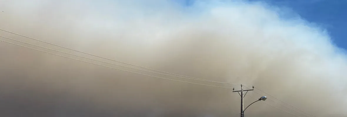 Humo de incendios forestales en Los Sauces y Quillón afecta comunas en Araucanía, Biobío, Ñuble y Maule